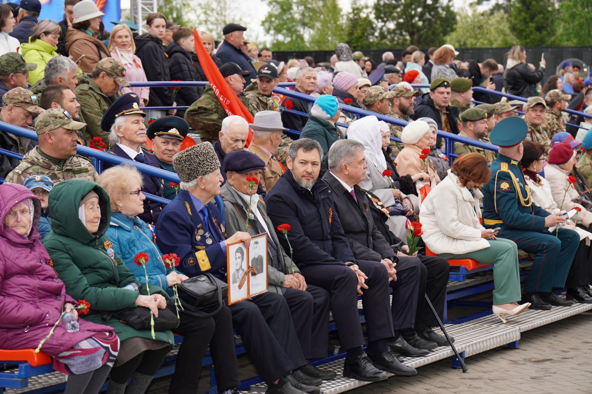Тысячи челнинцев собрались с утра у мемориала «Родина-мать»