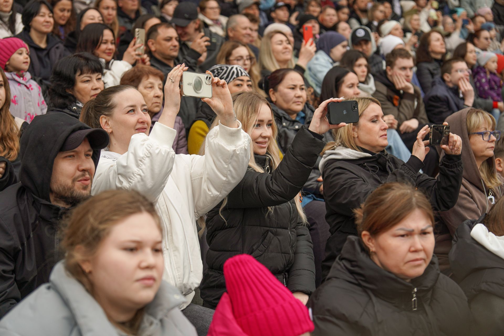 Большой фоторепортаж: как в Челнах отпраздновали День Победы