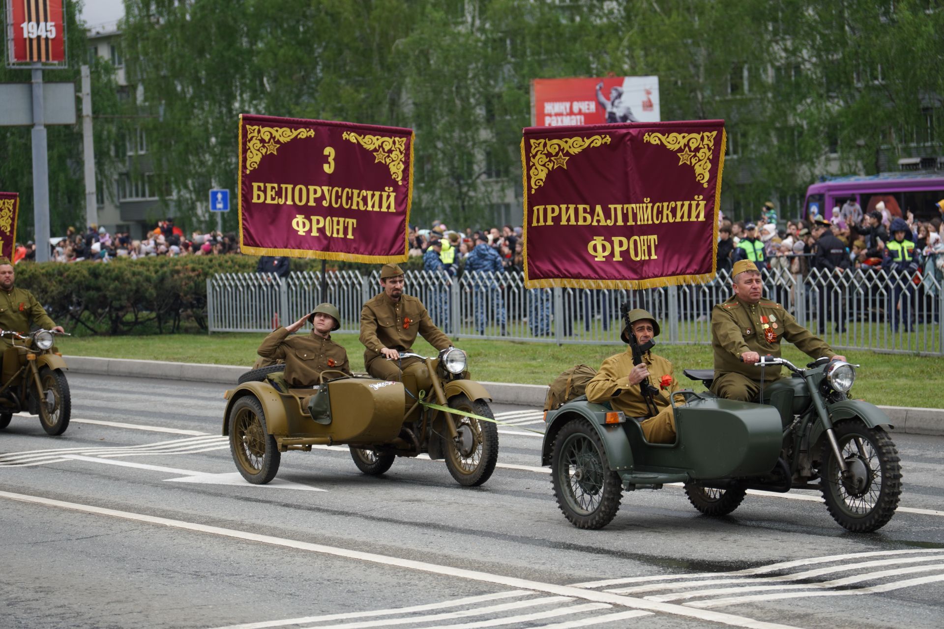 Редкие экземпляры ретроавтомобилей военных лет приняли участие в параде Победы