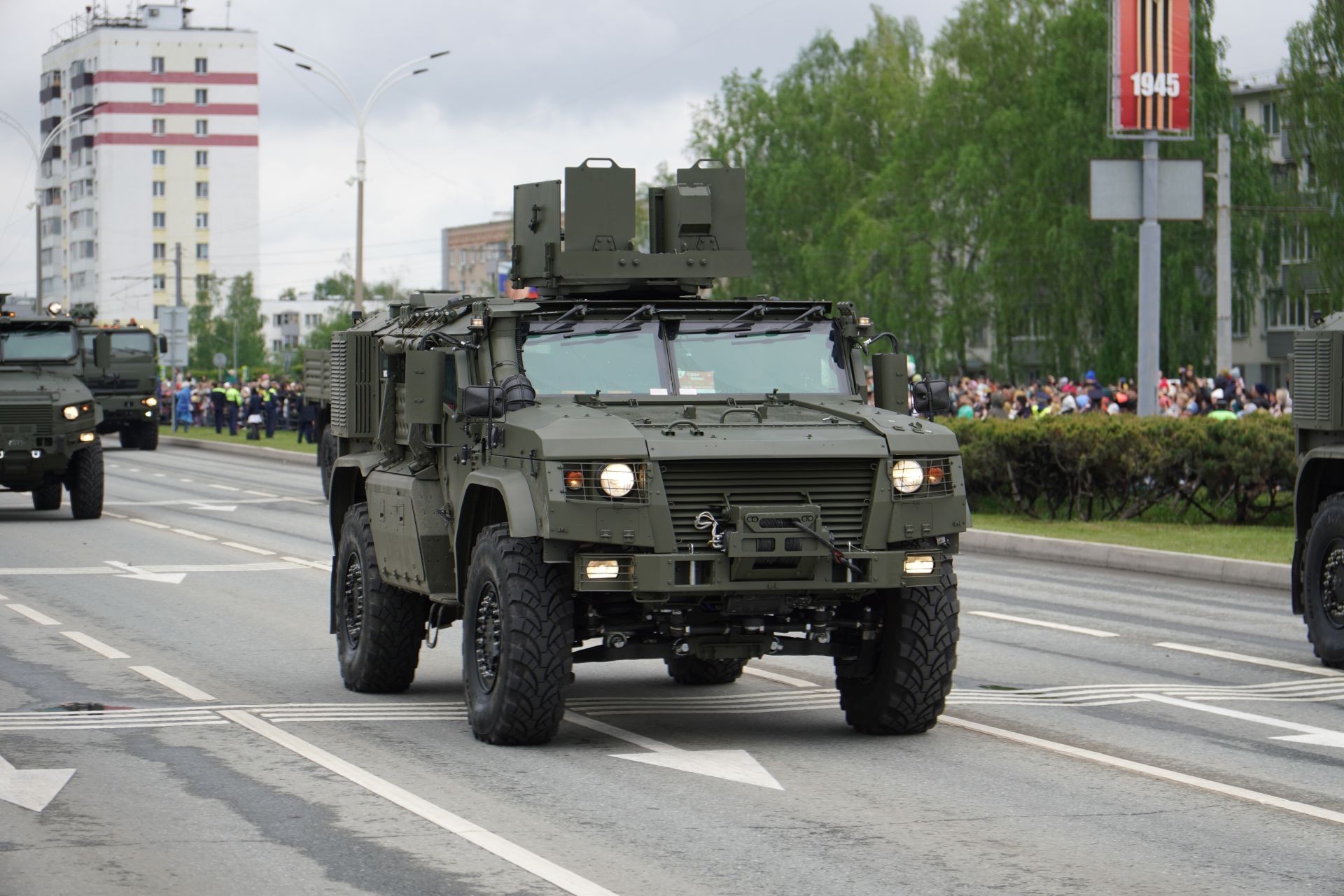 Редкие экземпляры ретроавтомобилей военных лет приняли участие в параде Победы