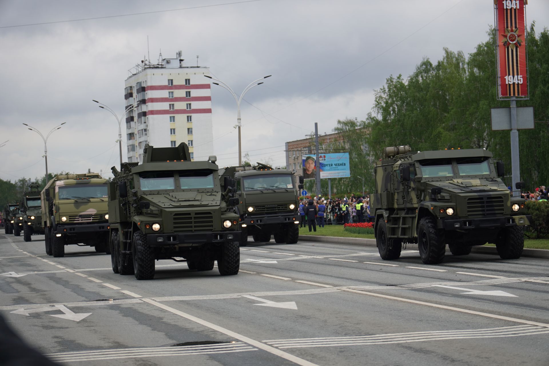Редкие экземпляры ретроавтомобилей военных лет приняли участие в параде Победы