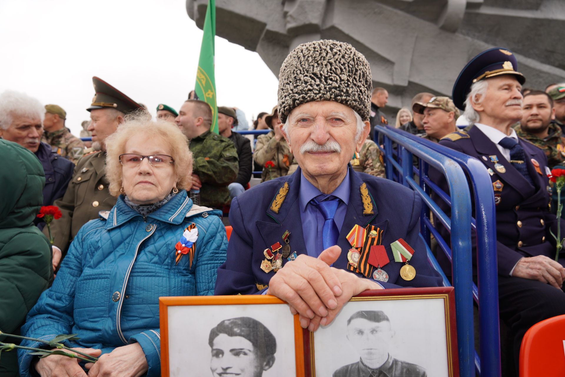 Тысячи челнинцев собрались с утра у мемориала «Родина-мать»