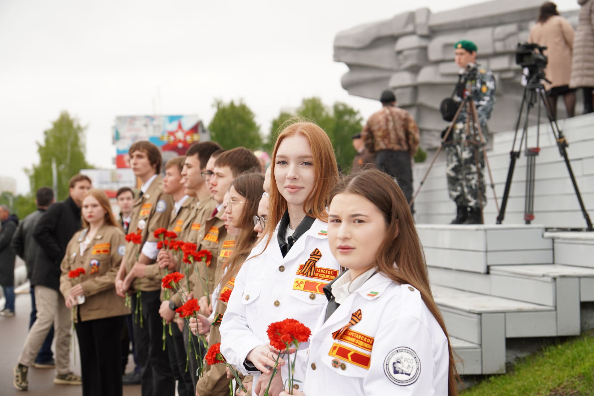 Тысячи челнинцев собрались с утра у мемориала «Родина-мать»