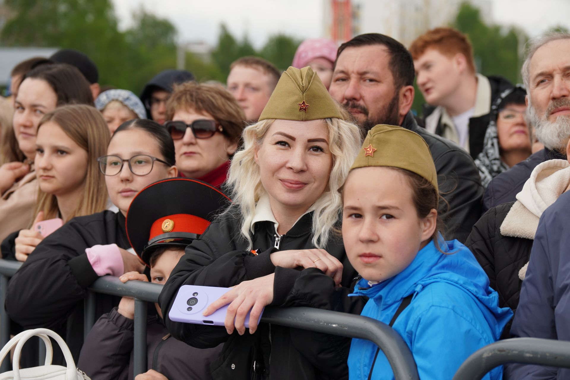 Тысячи челнинцев собрались с утра у мемориала «Родина-мать»