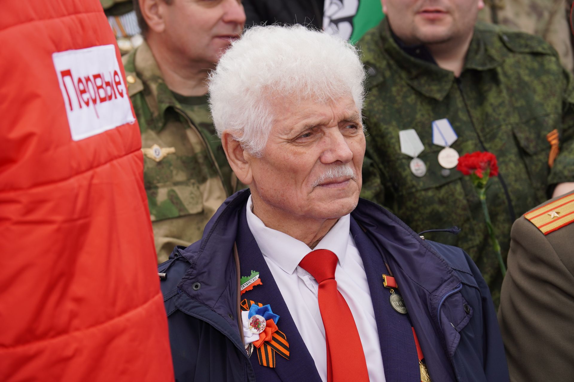 Тысячи челнинцев собрались с утра у мемориала «Родина-мать»