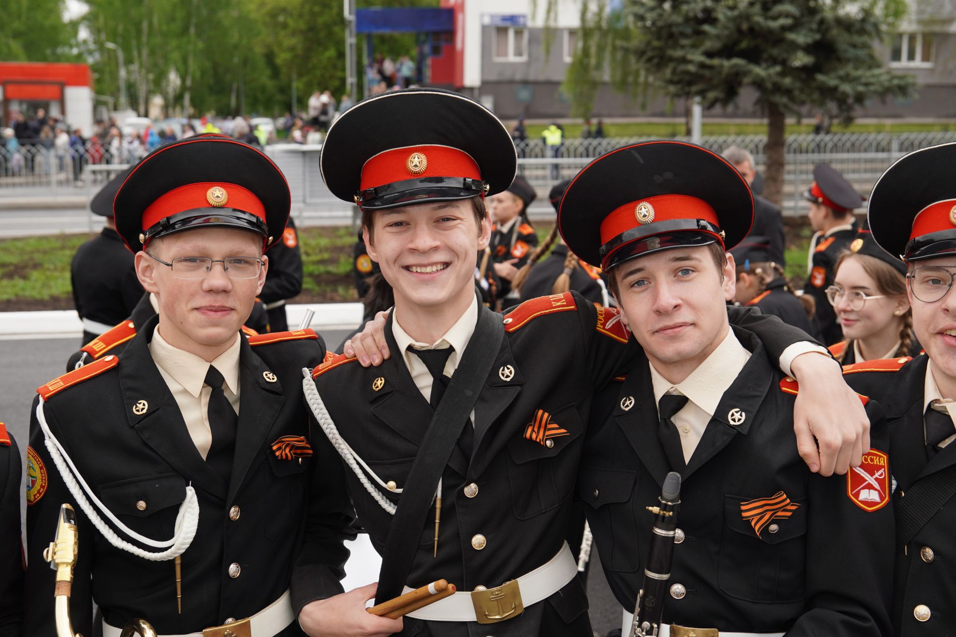 Тысячи челнинцев собрались с утра у мемориала «Родина-мать»