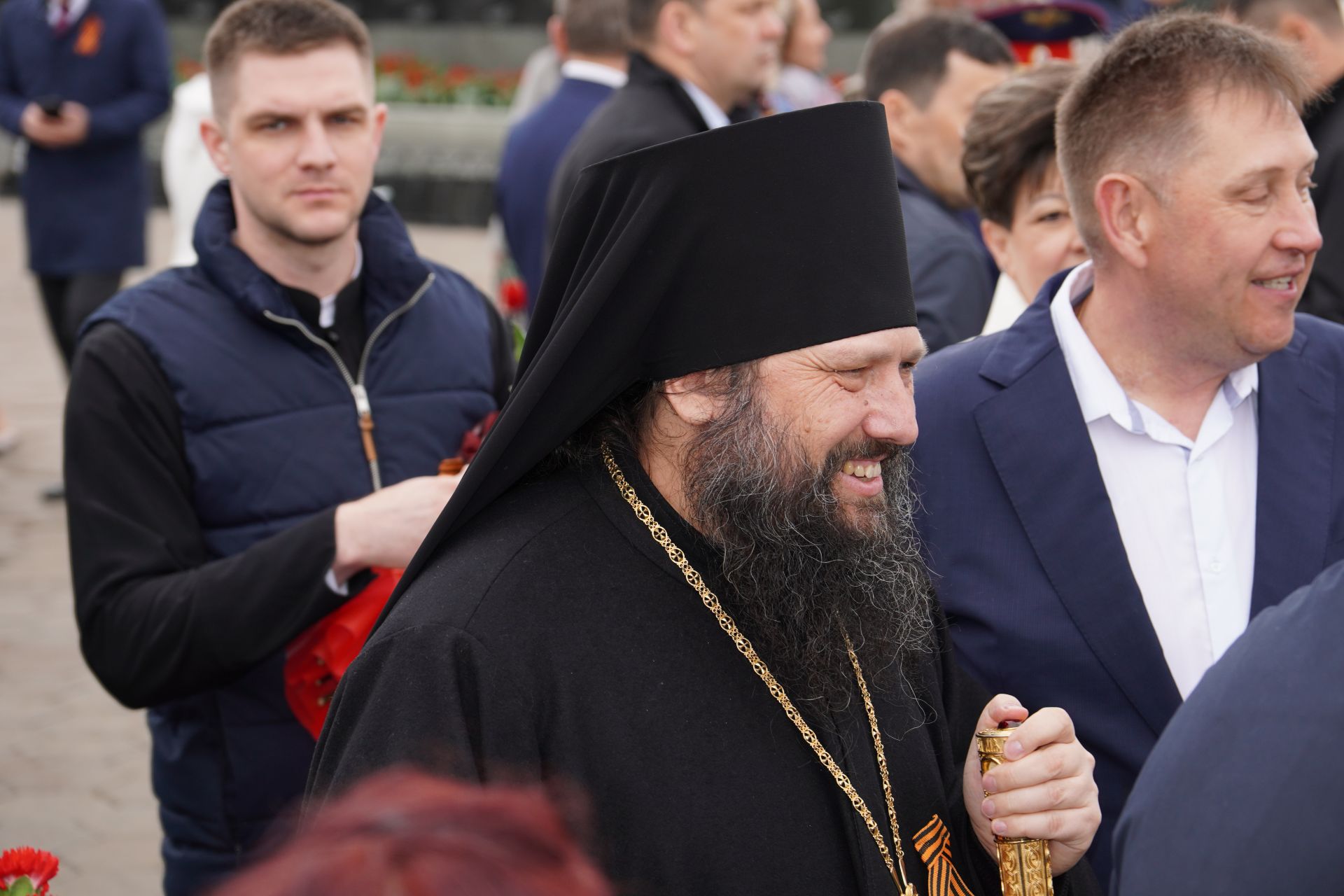 Тысячи челнинцев собрались с утра у мемориала «Родина-мать»