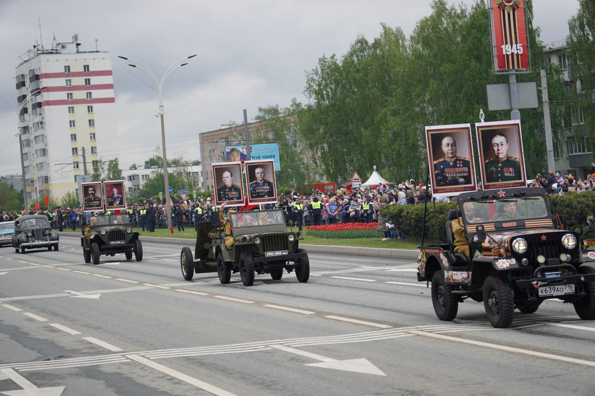 Редкие экземпляры ретроавтомобилей военных лет приняли участие в параде Победы