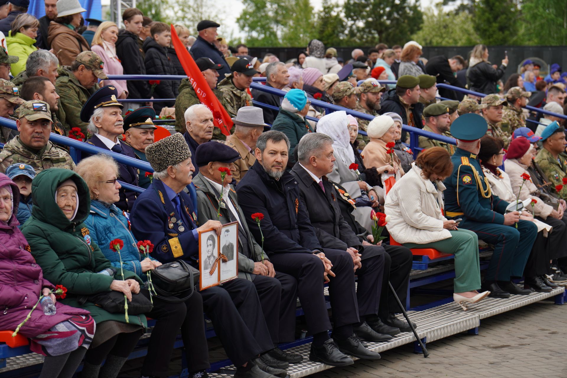 Тысячи челнинцев собрались с утра у мемориала «Родина-мать»