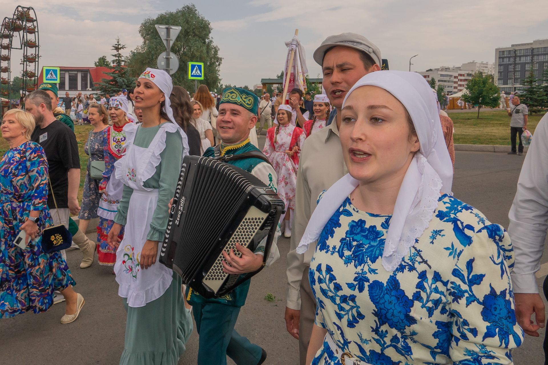 Сабантуй в Челнах: блин от Песошина, грузовик в тюбетейке и пруд с живой рыбой