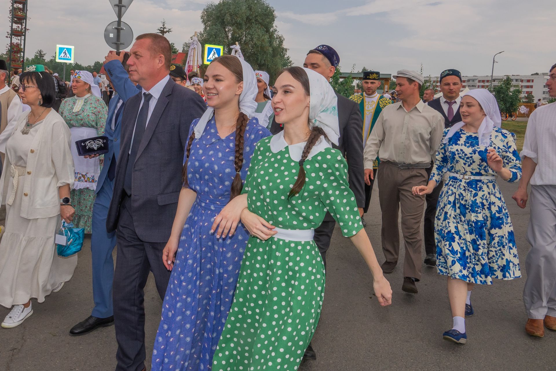 Сабантуй в Челнах: блин от Песошина, грузовик в тюбетейке и пруд с живой рыбой