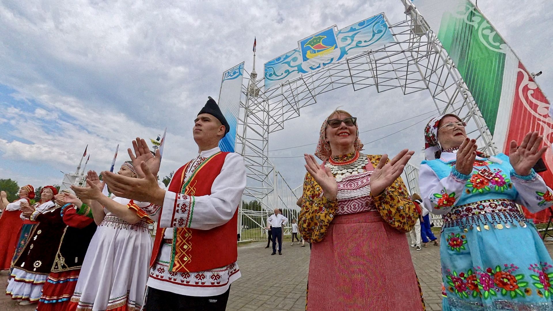 Сабантуй в Челнах: блин от Песошина, грузовик в тюбетейке и пруд с живой рыбой