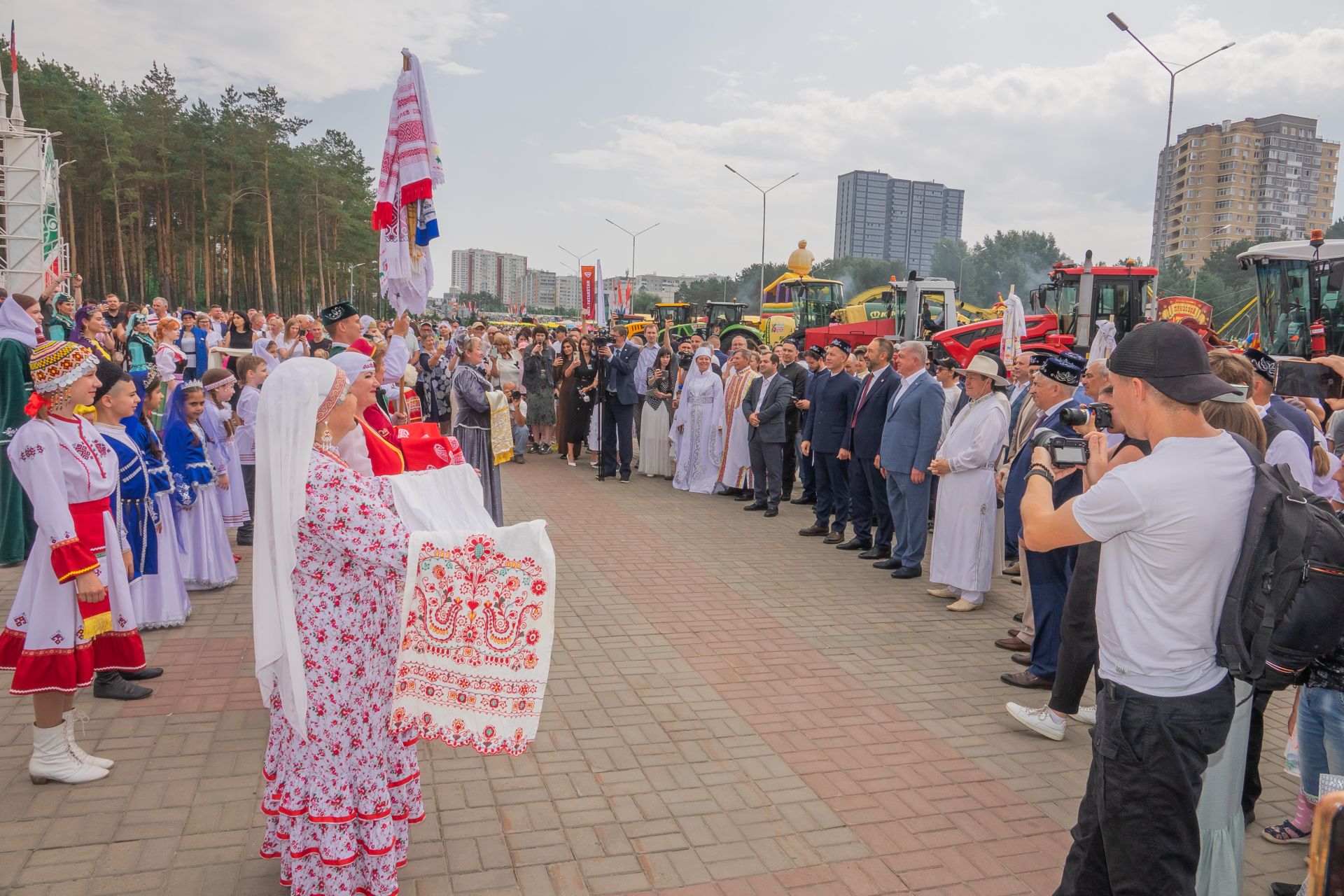 Сабантуй в Челнах: блин от Песошина, грузовик в тюбетейке и пруд с живой рыбой