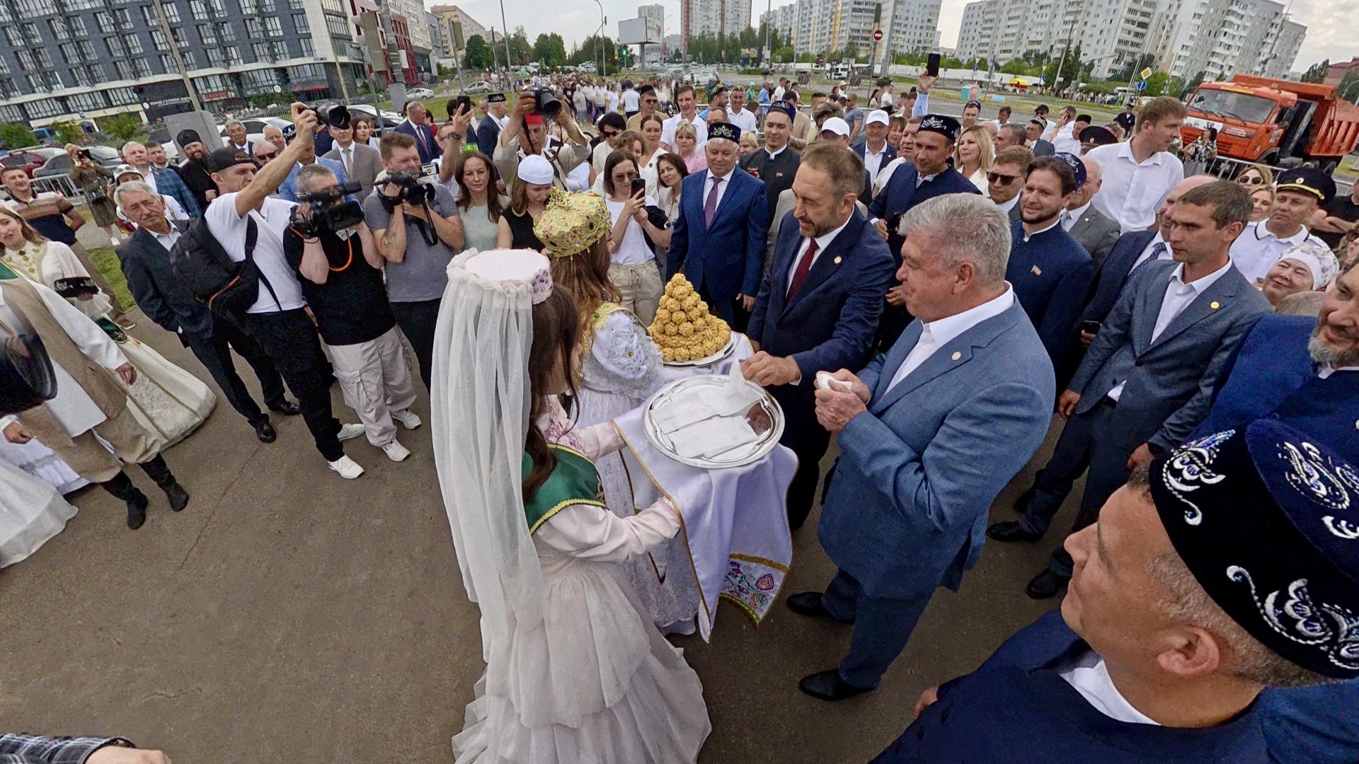 Сабантуй в Челнах: блин от Песошина, грузовик в тюбетейке и пруд с живой рыбой