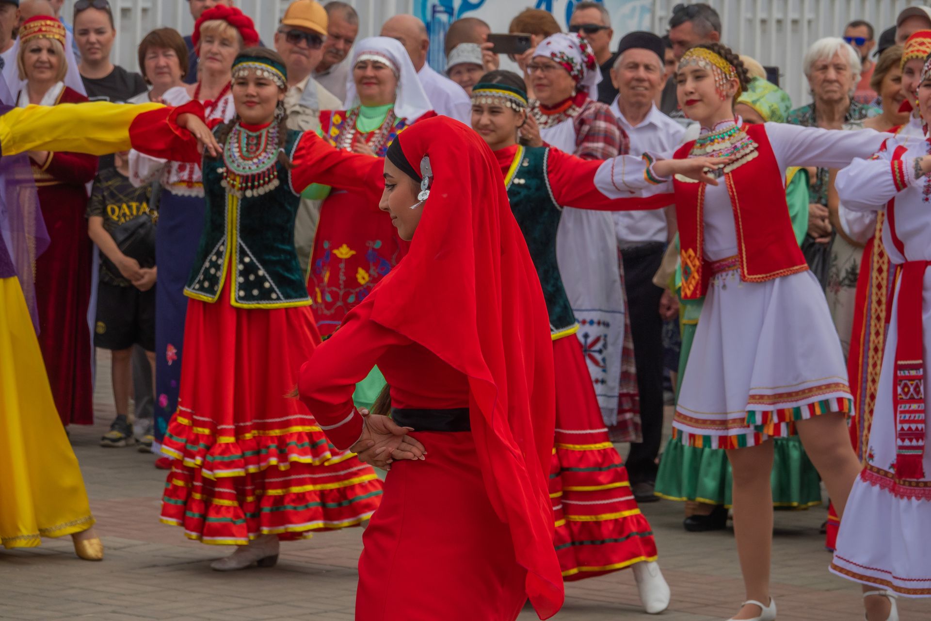 Сабантуй в Челнах: блин от Песошина, грузовик в тюбетейке и пруд с живой рыбой