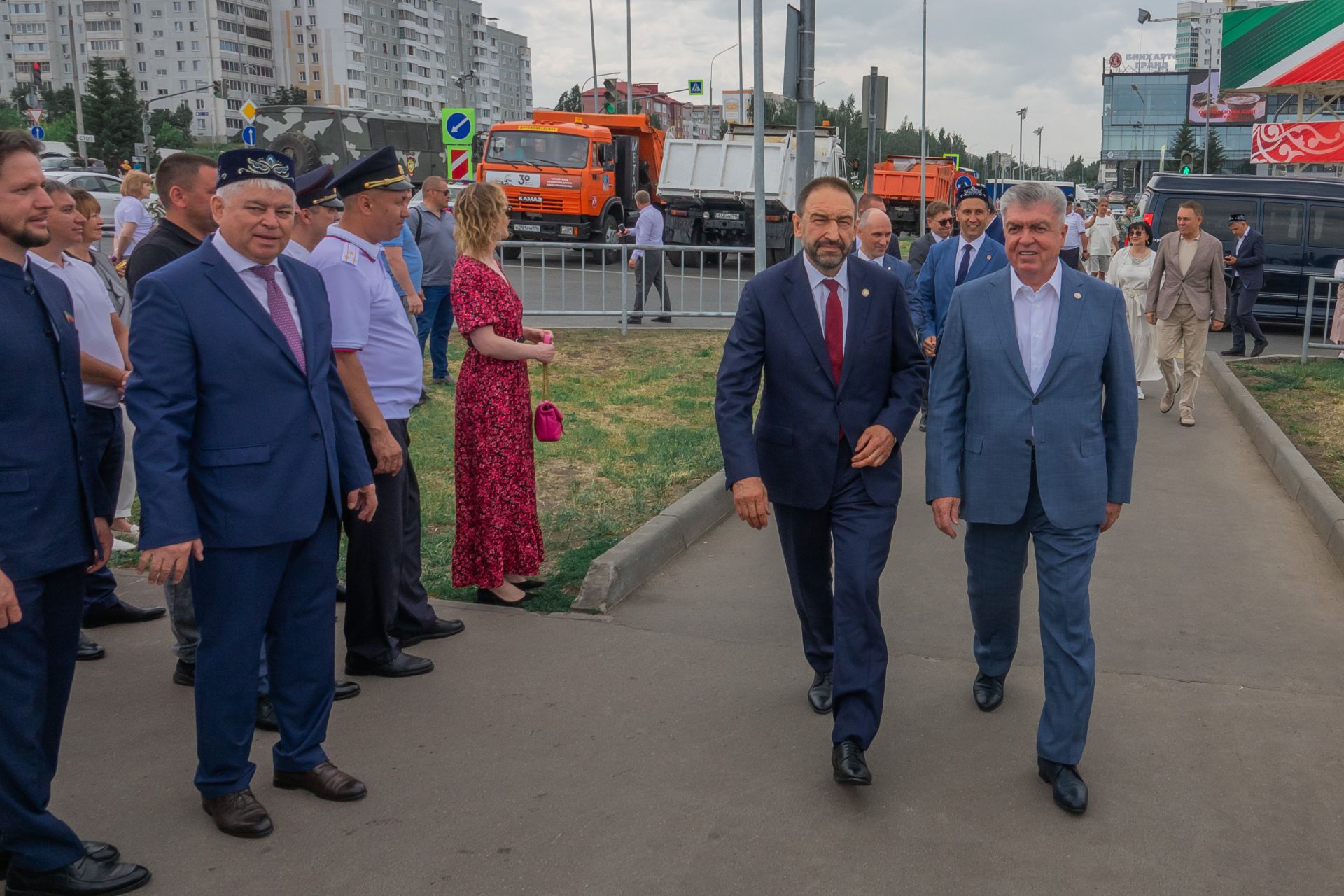Сабантуй в Челнах: блин от Песошина, грузовик в тюбетейке и пруд с живой рыбой