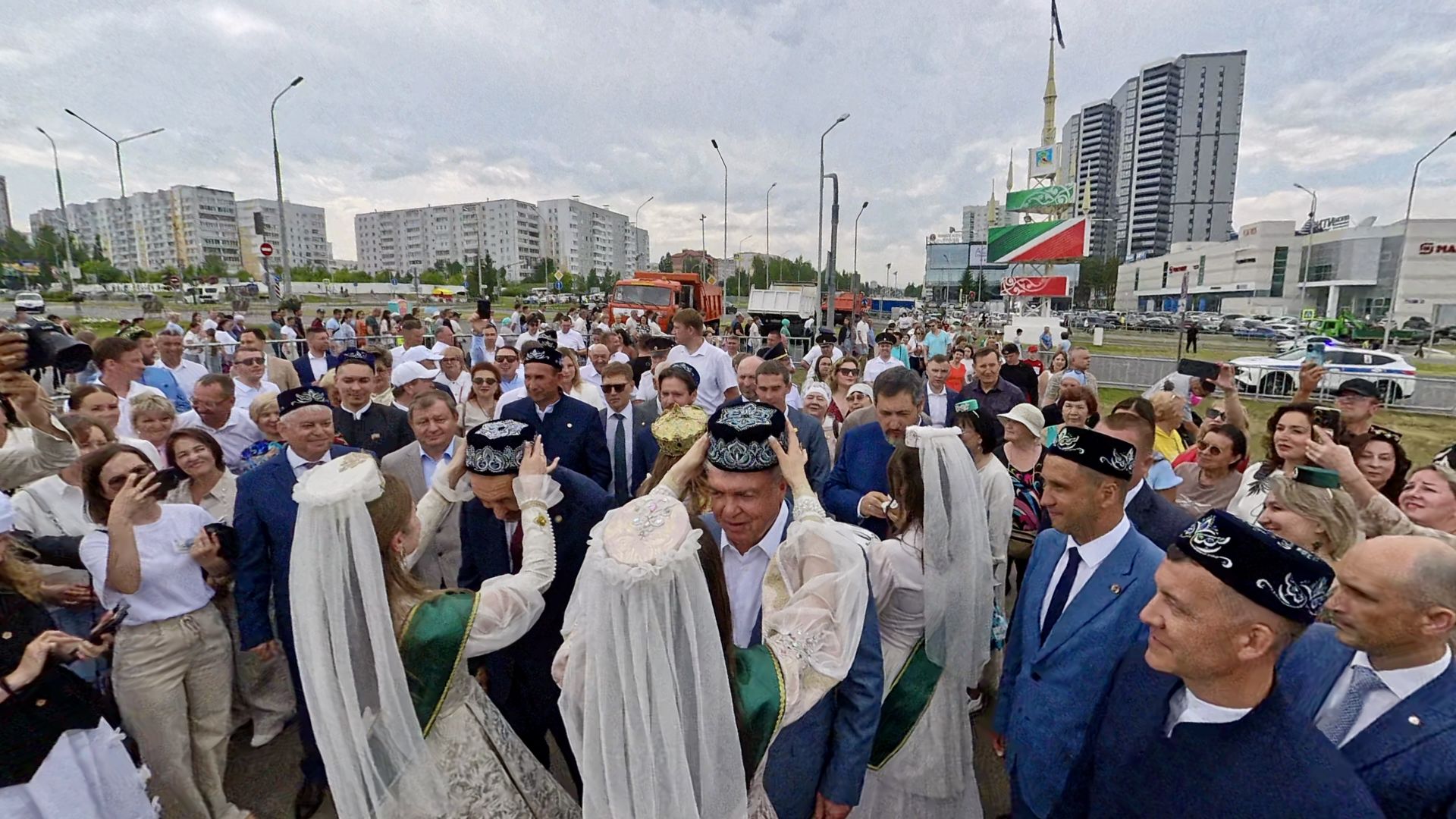 Сабантуй в Челнах: блин от Песошина, грузовик в тюбетейке и пруд с живой рыбой