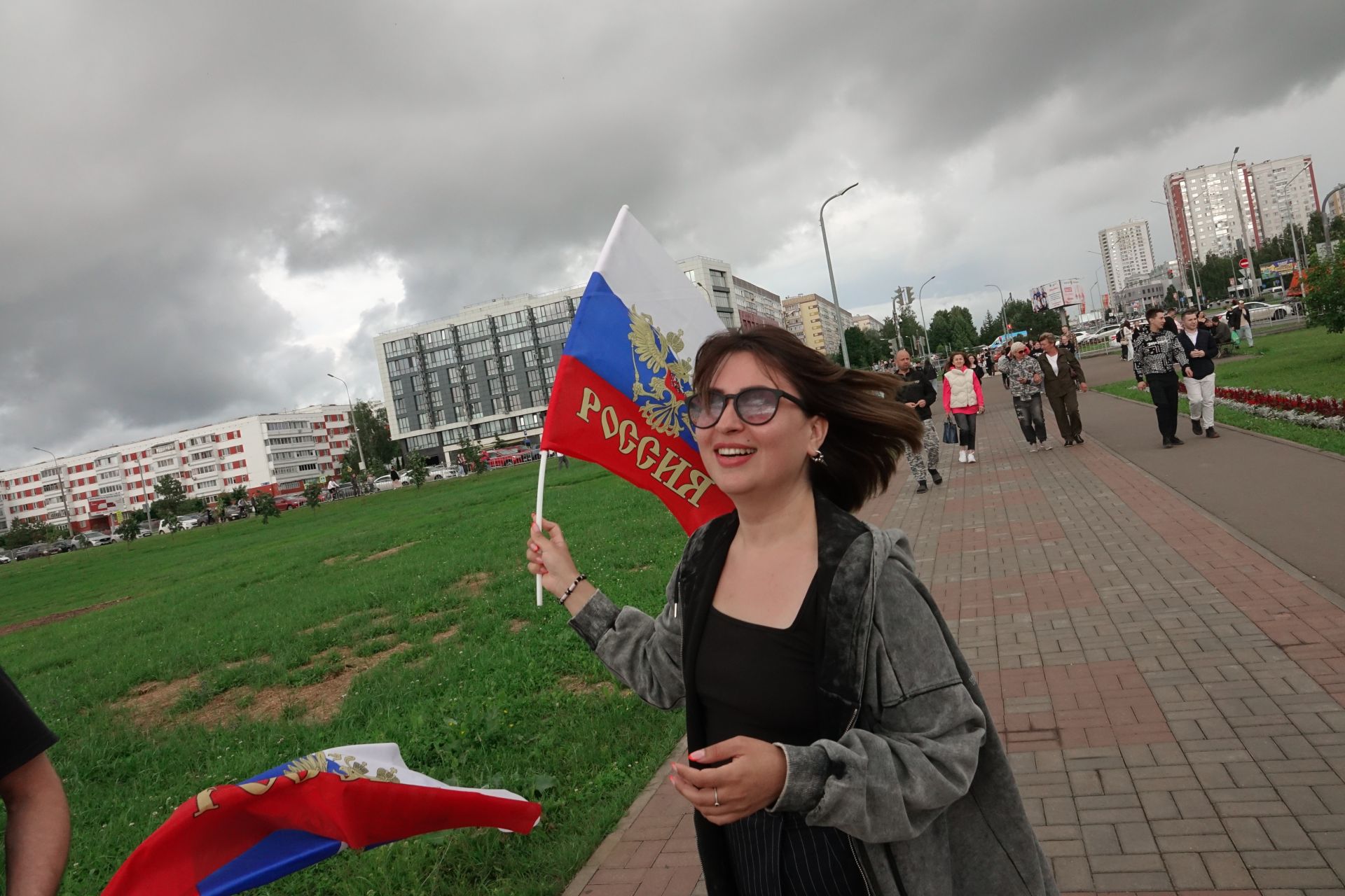 Как Наиль Магдеев красил плитку и припоминал черта: Челны отметили День молодежи