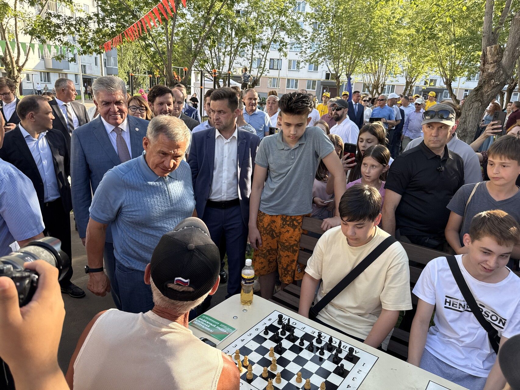 «Главное, сохраните все это»: Рустам Минниханов побывал на празднике двора в Челнах