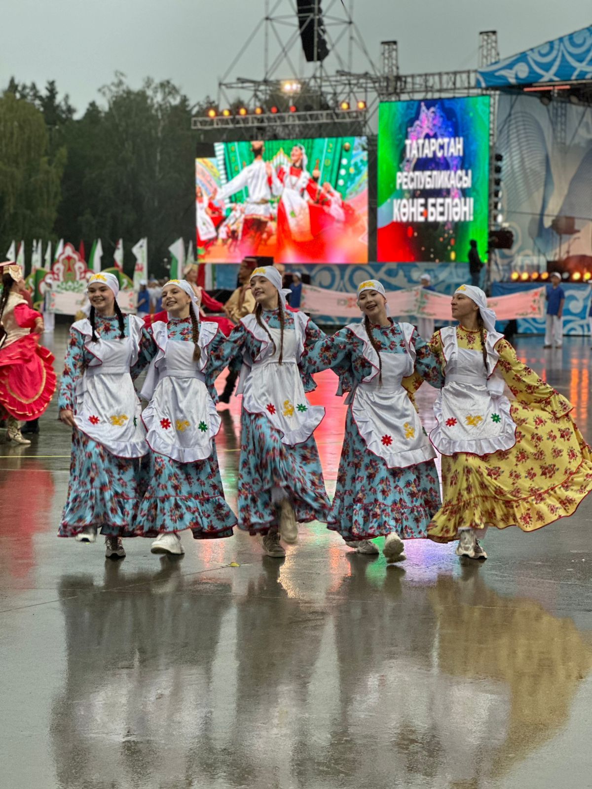 Цветет пышным цветом: как в Челнах прошел День Республики Татарстан