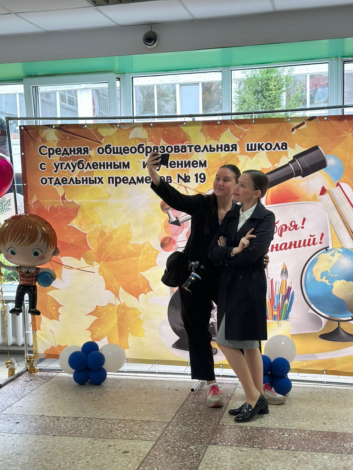 Счастье ребенка - в ногах учителя: мэр Челнов пришел на линейку в школу №19