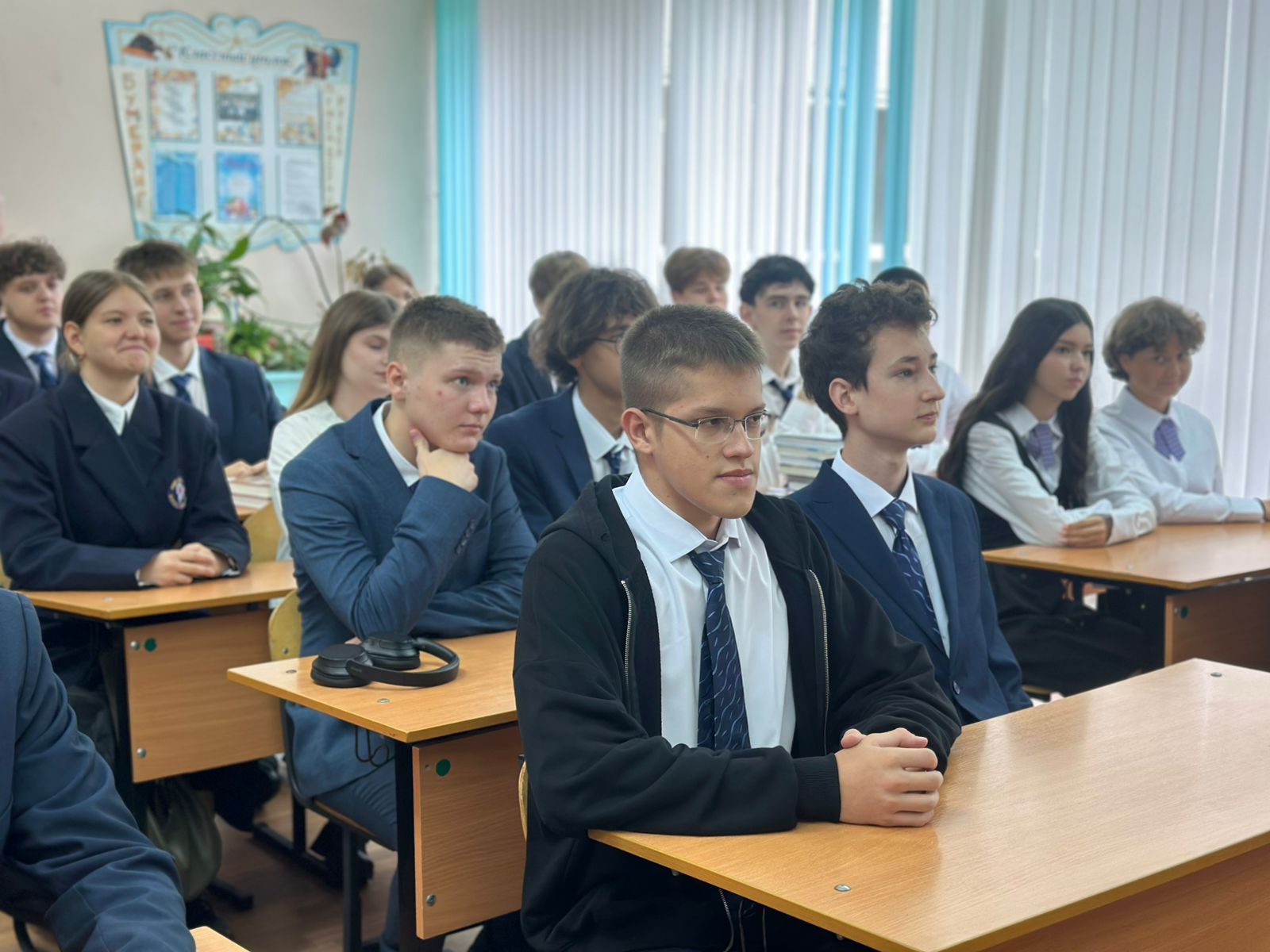 Счастье ребенка - в ногах учителя: мэр Челнов пришел на линейку в школу №19