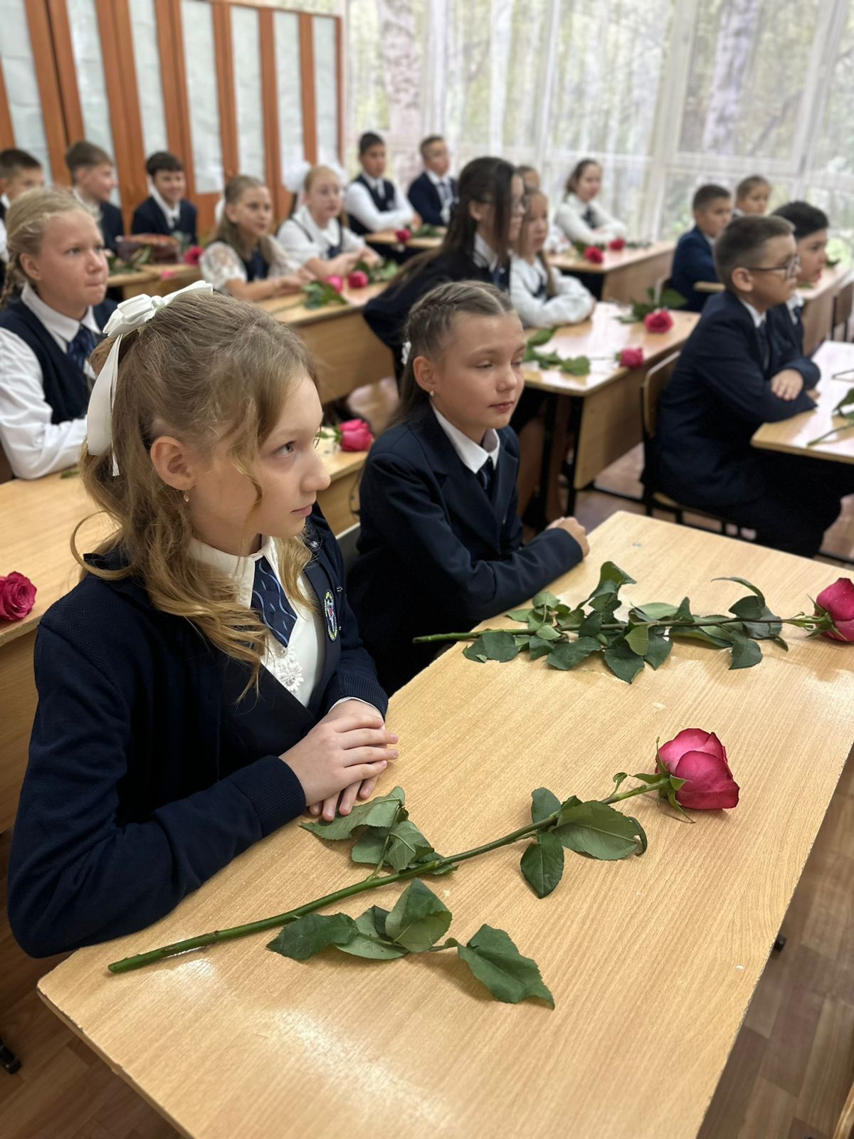 Счастье ребенка - в ногах учителя: мэр Челнов пришел на линейку в школу №19