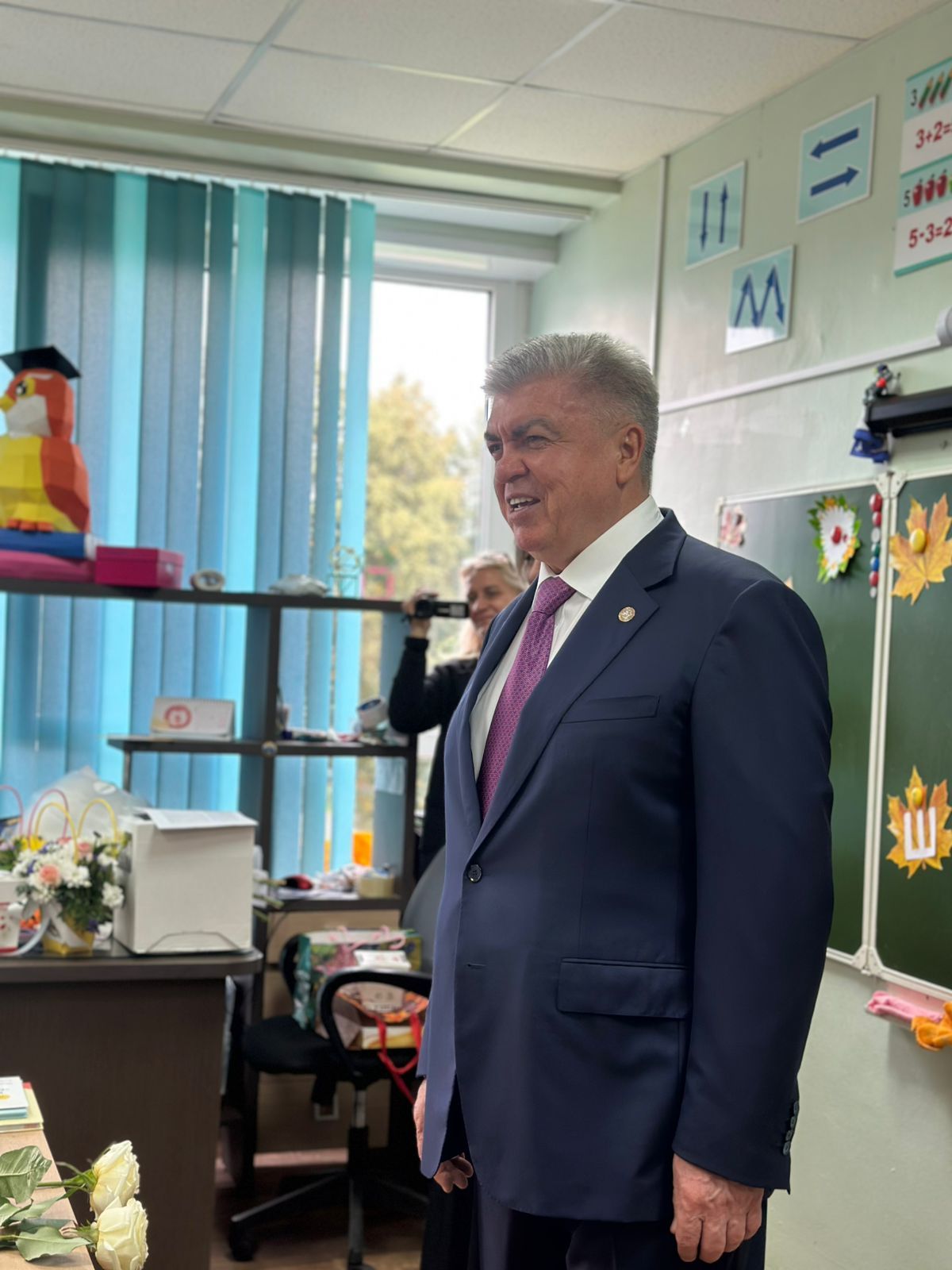 Счастье ребенка - в ногах учителя: мэр Челнов пришел на линейку в школу №19