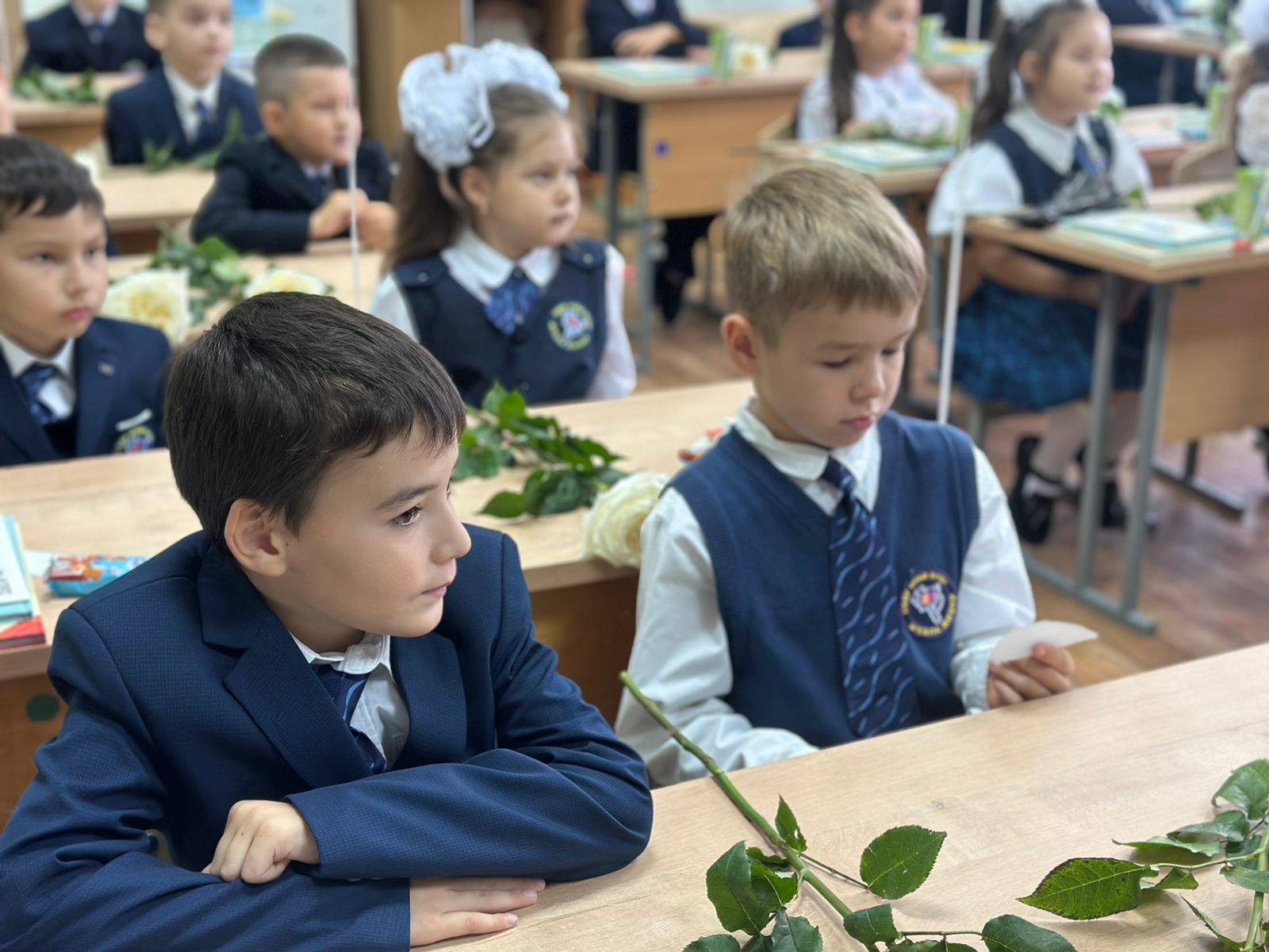 Счастье ребенка - в ногах учителя: мэр Челнов пришел на линейку в школу №19