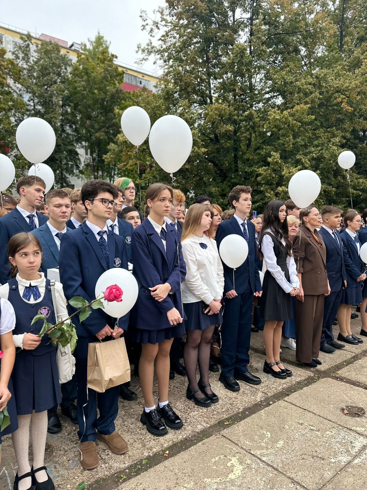 Счастье ребенка - в ногах учителя: мэр Челнов пришел на линейку в школу №19