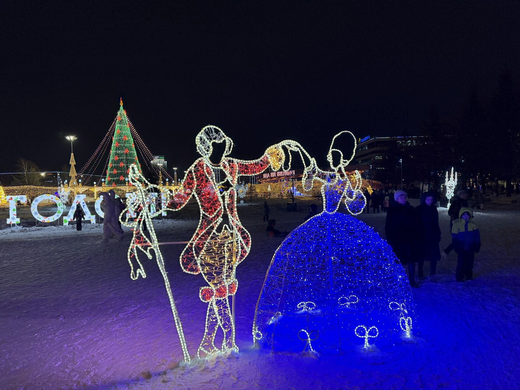 Челны отгуляли Старый Новый год: сегодня начнется демонтаж елки