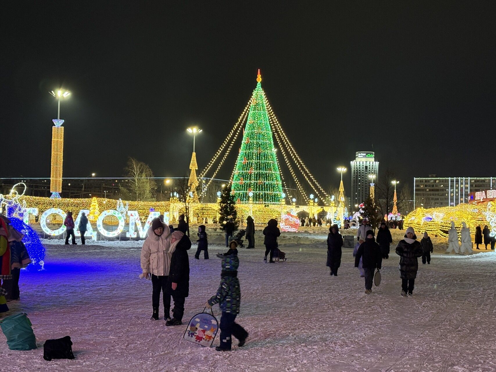 Челны отгуляли Старый Новый год: сегодня начнется демонтаж елки