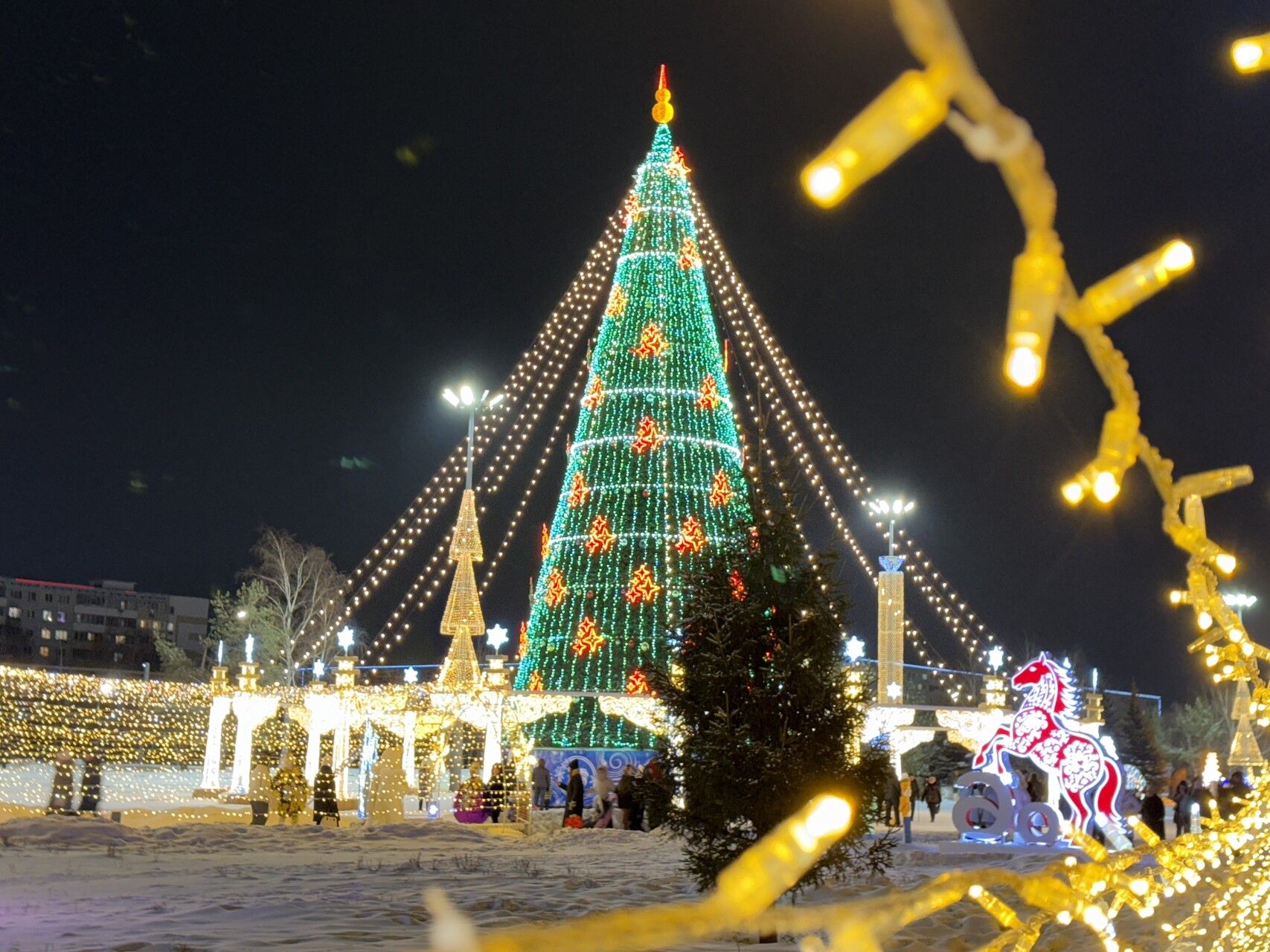 Челны отгуляли Старый Новый год: сегодня начнется демонтаж елки