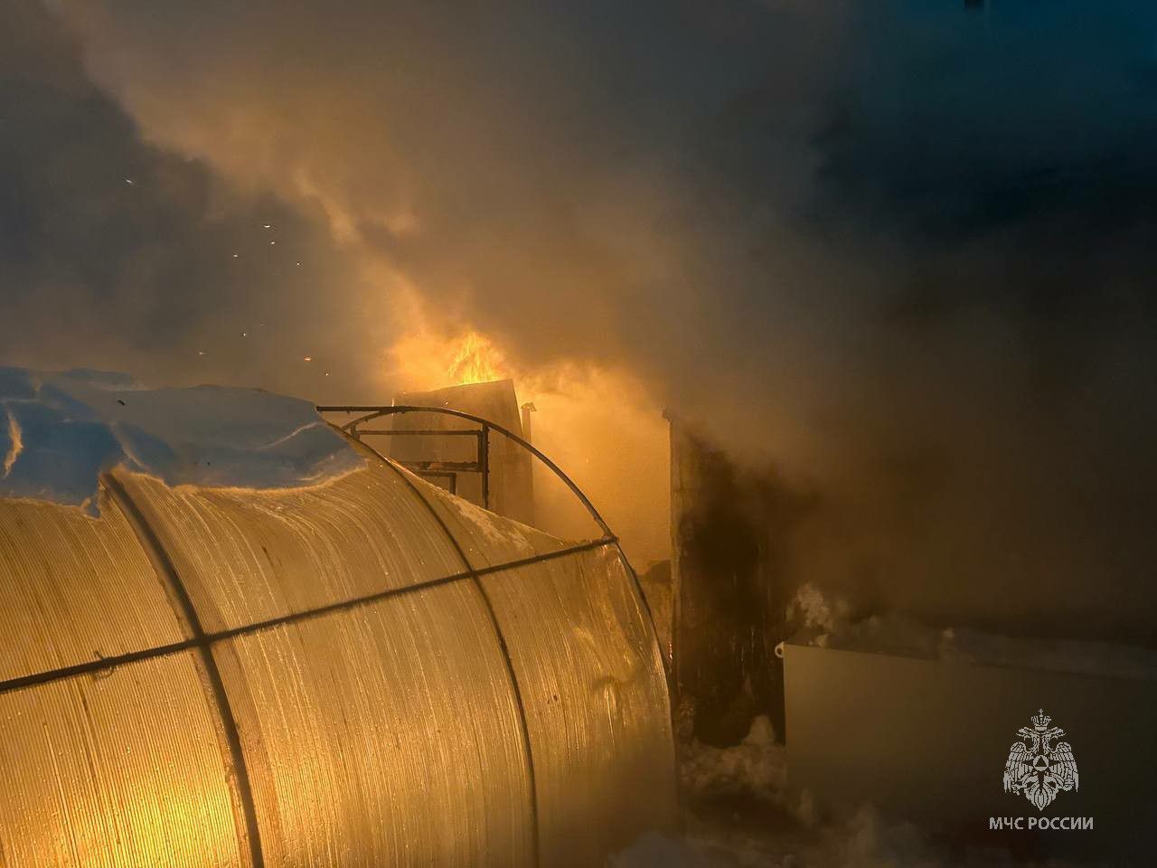 Под Челнами на Рождество выгорели баня и хозпостройки