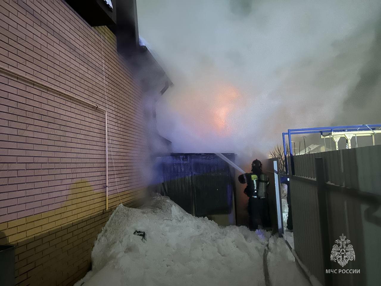 Под Челнами на Рождество выгорели баня и хозпостройки