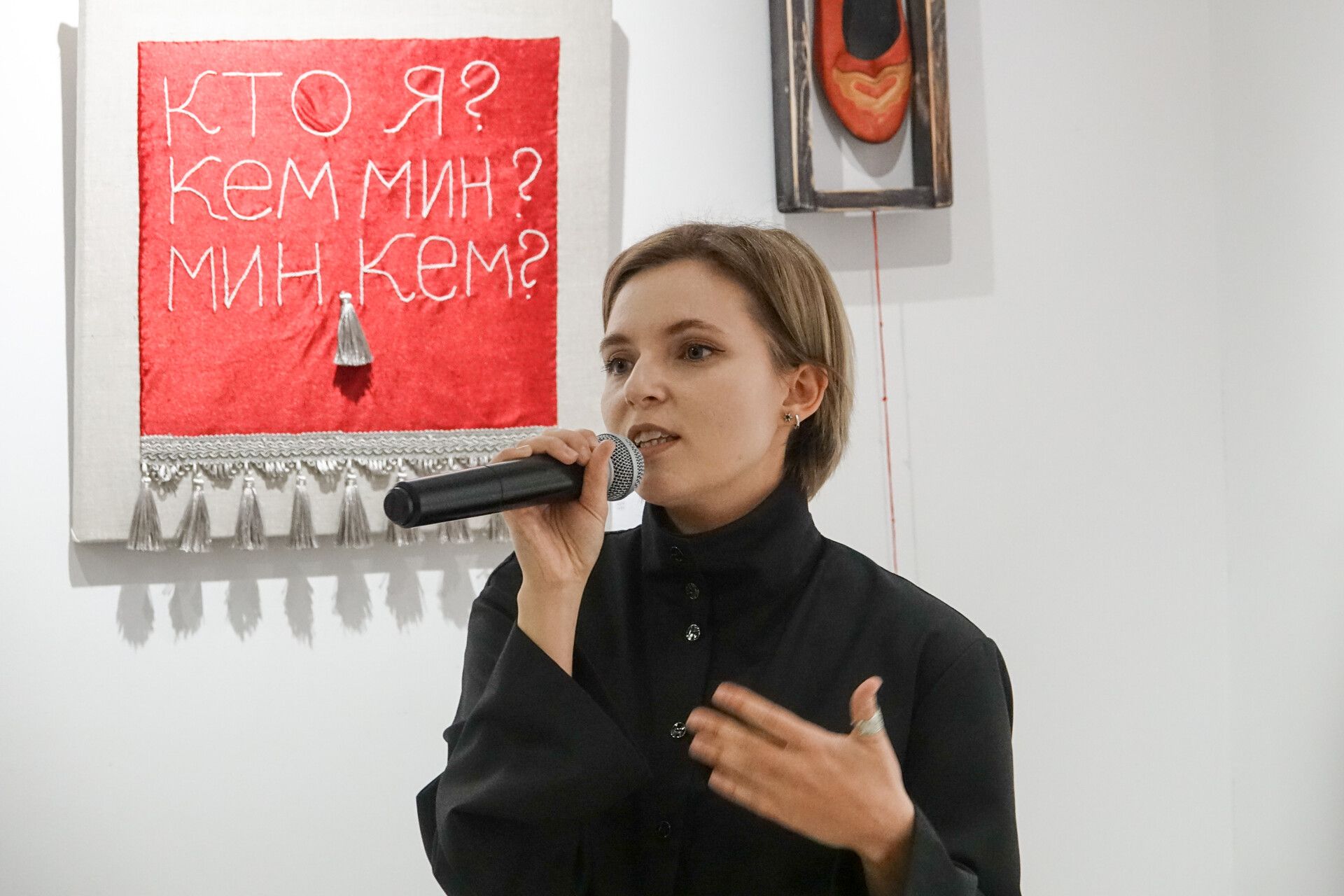 «МИН»: в Челнах открылась выставка-размышление о том, из чего соткана личность