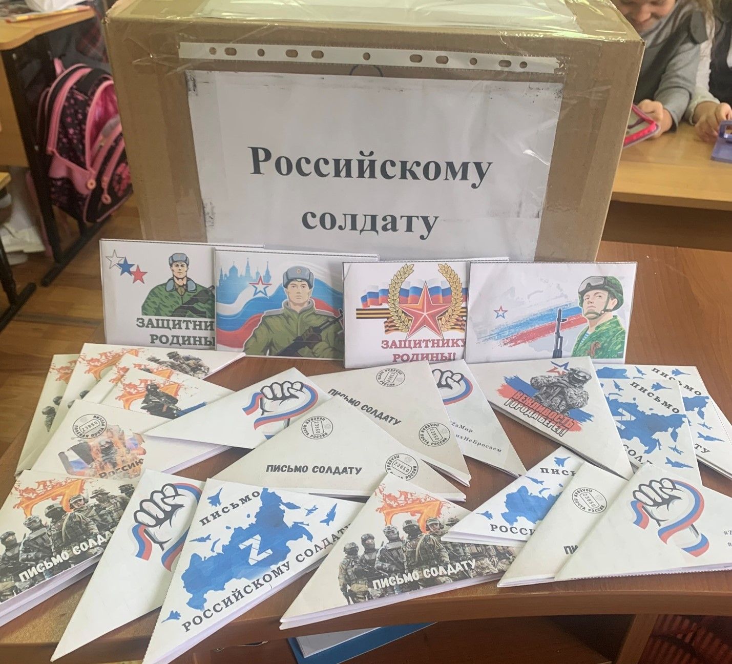 Школьник из Челнов с одноклассниками сделал стенгазету про папу – воина СВО