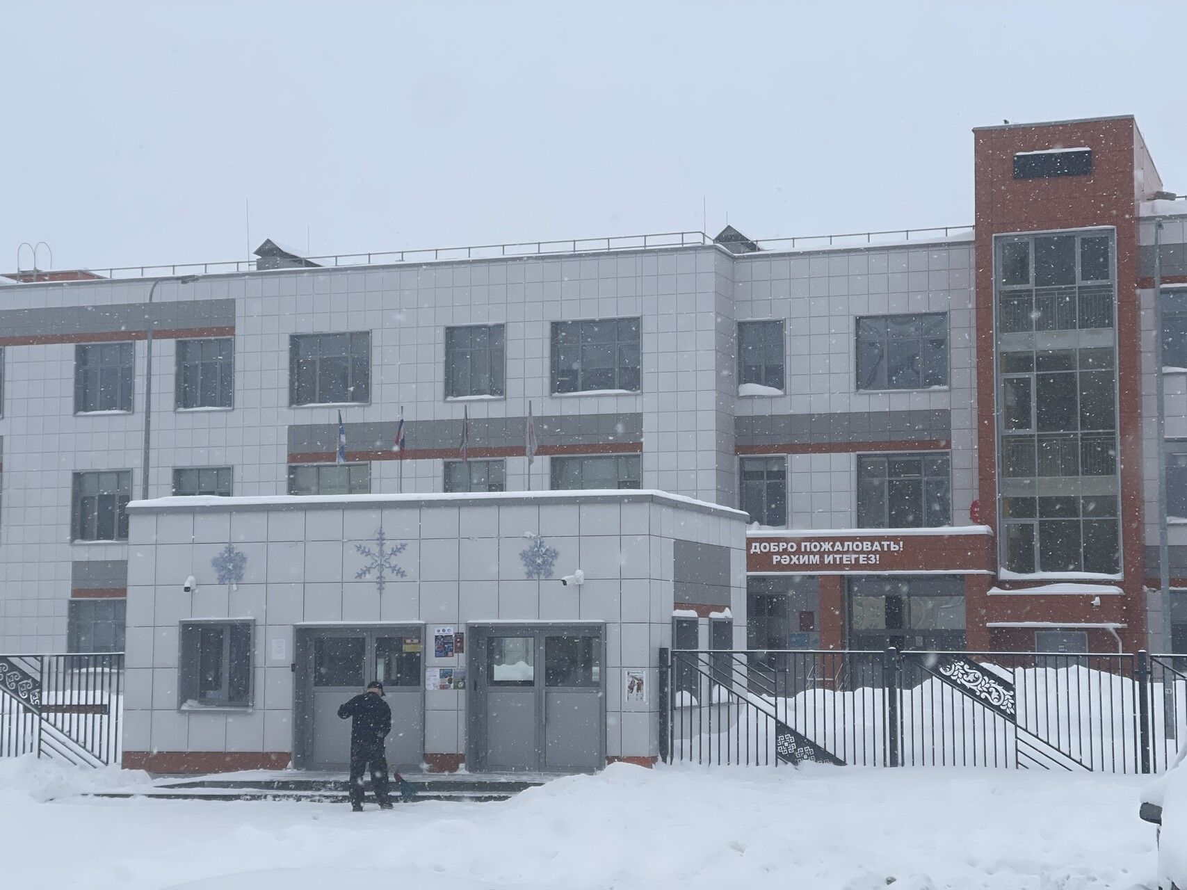 «Кроме сухаря мы ничего не нашли»: в школах Челнов теперь осматривают рюкзаки