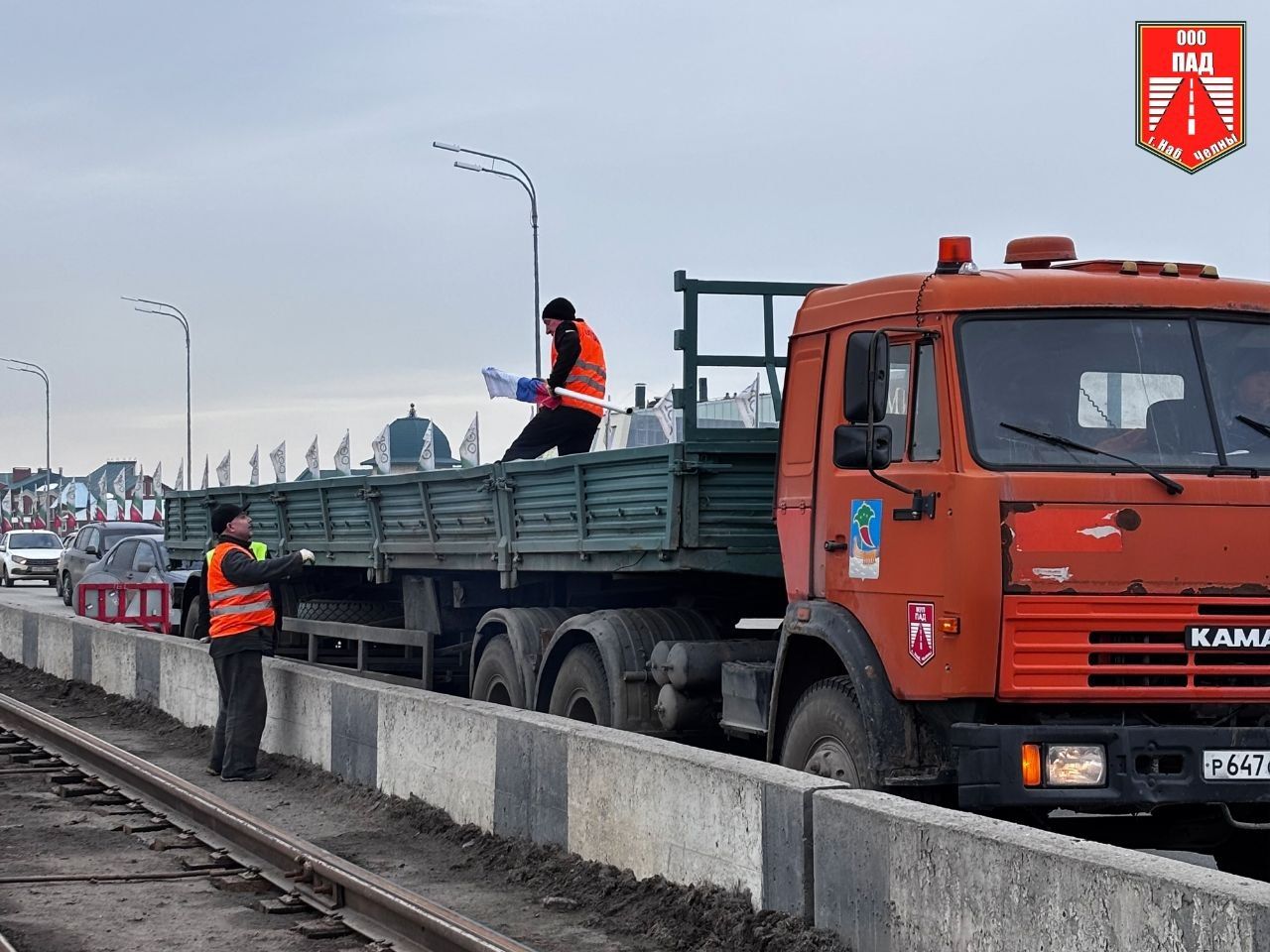 В Набережных Челнах на мосту через Мелекеску заменили сорванные вандалом флаги