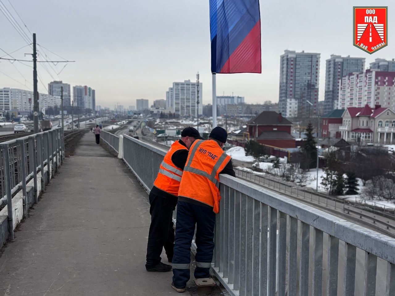 В Набережных Челнах на мосту через Мелекеску заменили сорванные вандалом флаги