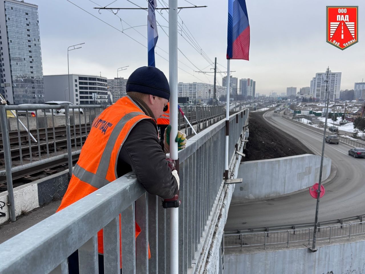 В Набережных Челнах на мосту через Мелекеску заменили сорванные вандалом флаги