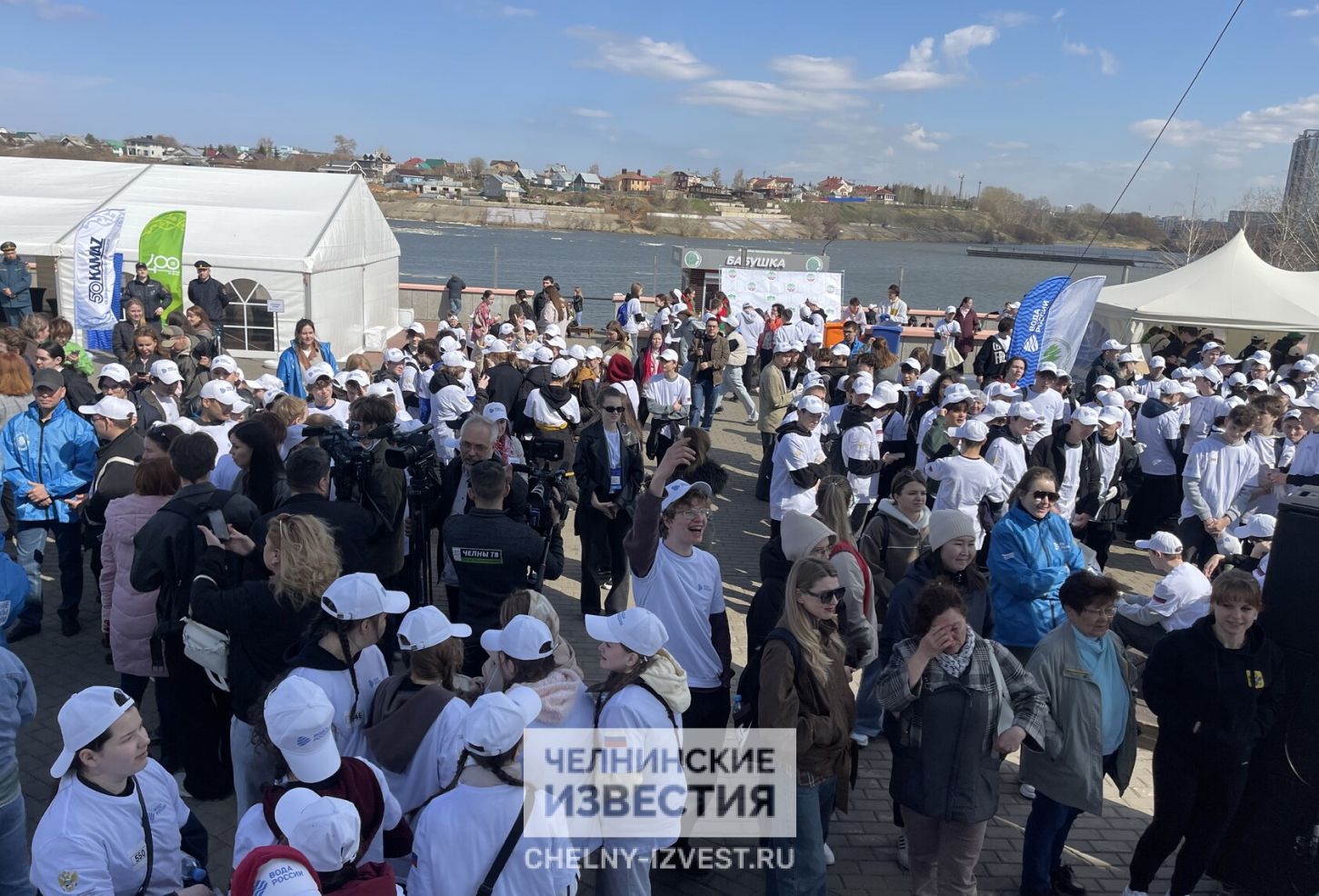 Участники акции «Вода России» с мэром Челнов высадили 40 деревьев на набережной