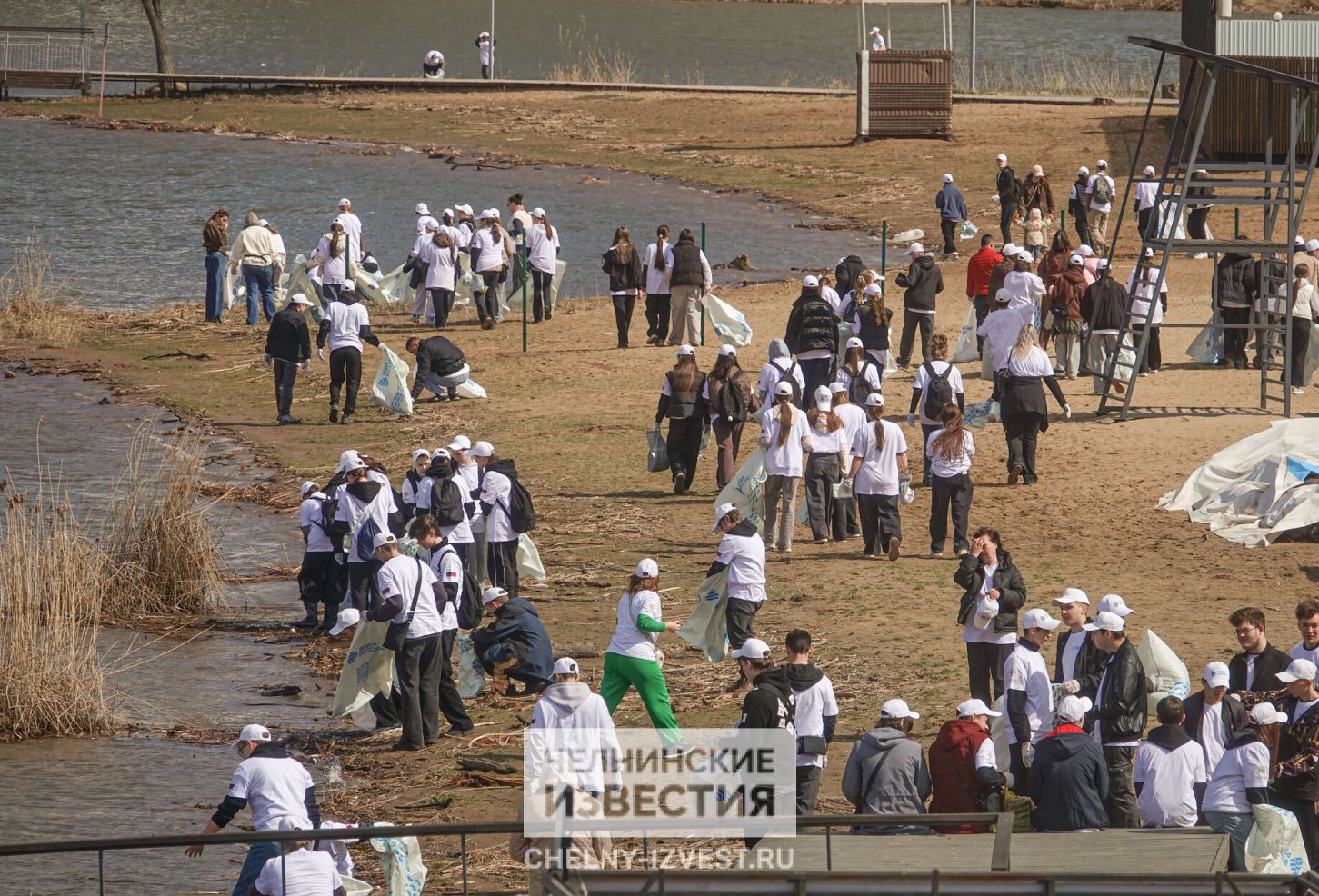 Участники акции «Вода России» с мэром Челнов высадили 40 деревьев на набережной