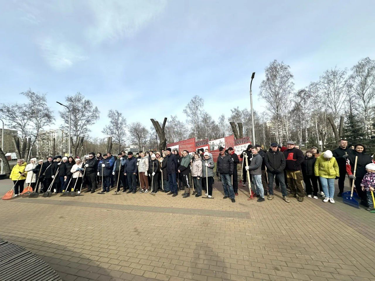 В Набережных Челнах на субботник вышли почти 3 тысячи человек