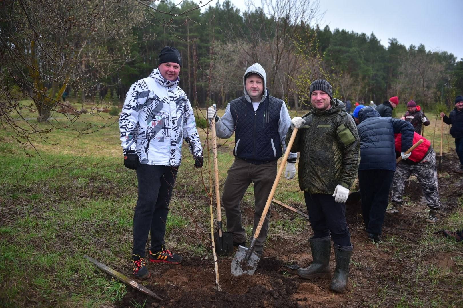 В Челнах на субботнике высадили 300 деревьев, несмотря на дождь
