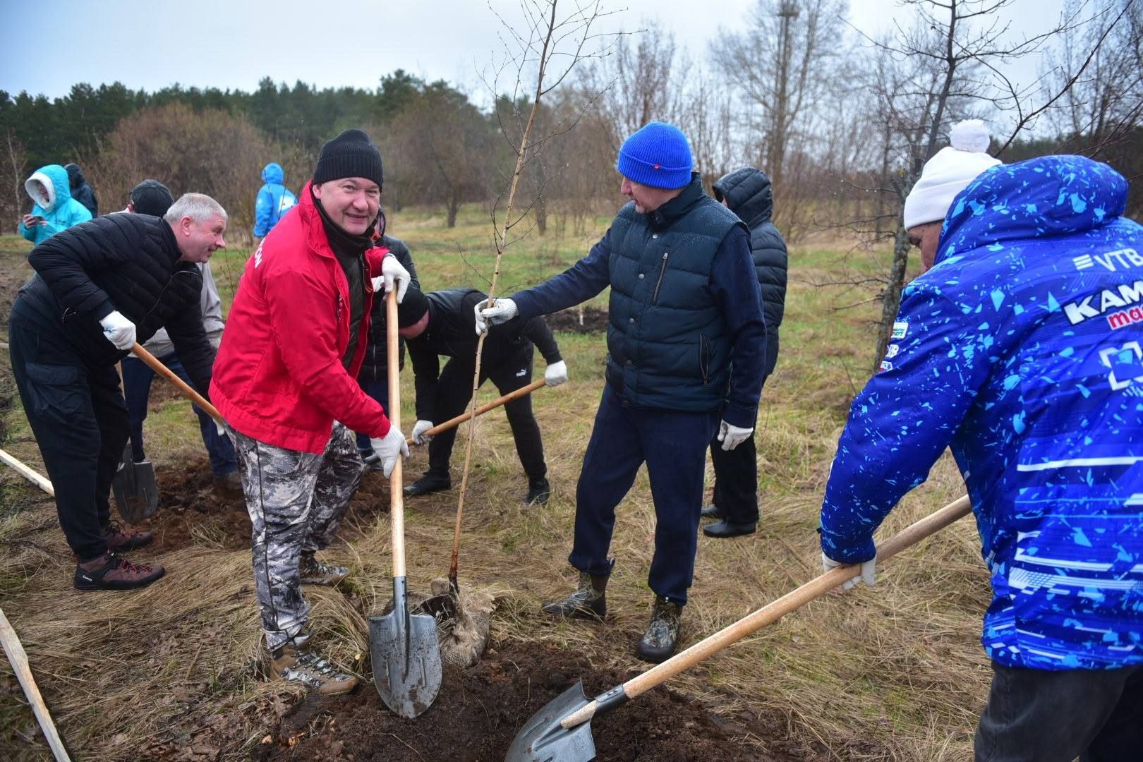 В Челнах на субботнике высадили 300 деревьев, несмотря на дождь