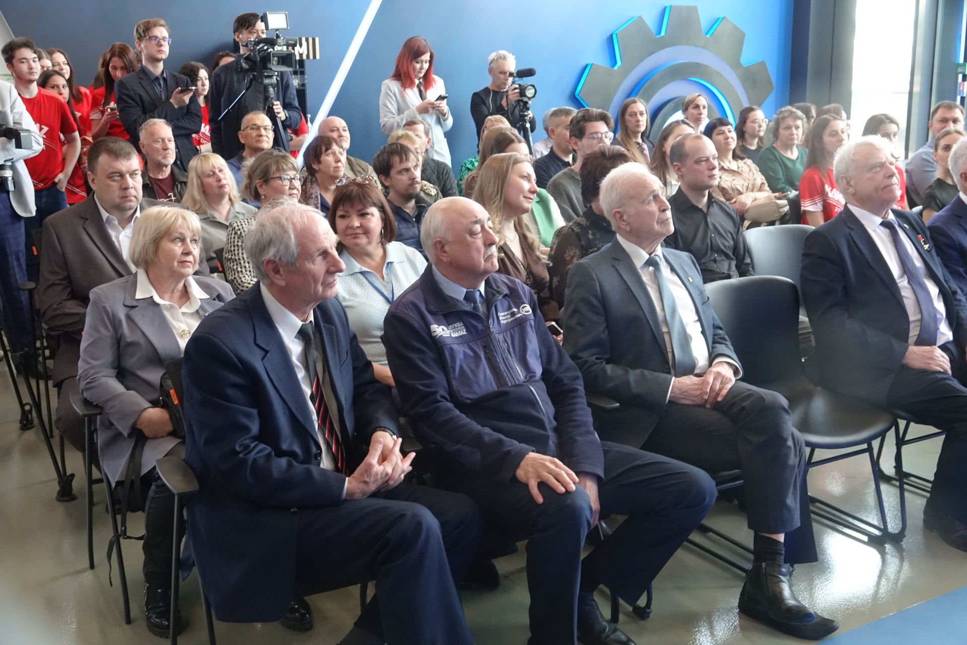 На выставке в Челнах показали уникальные фото работников КАМАЗа