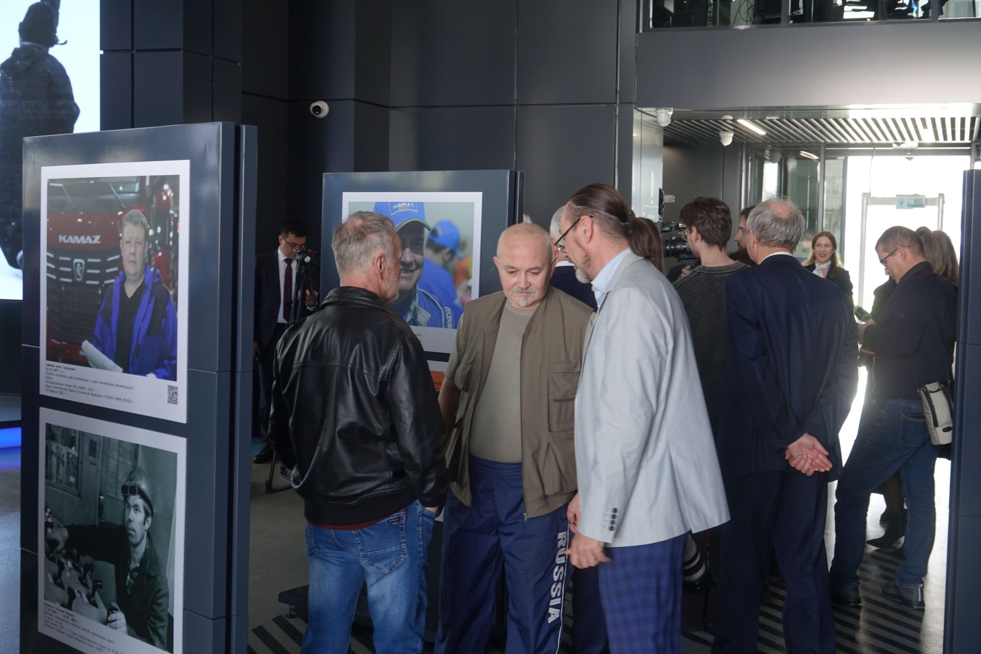 На выставке в Челнах показали уникальные фото работников КАМАЗа