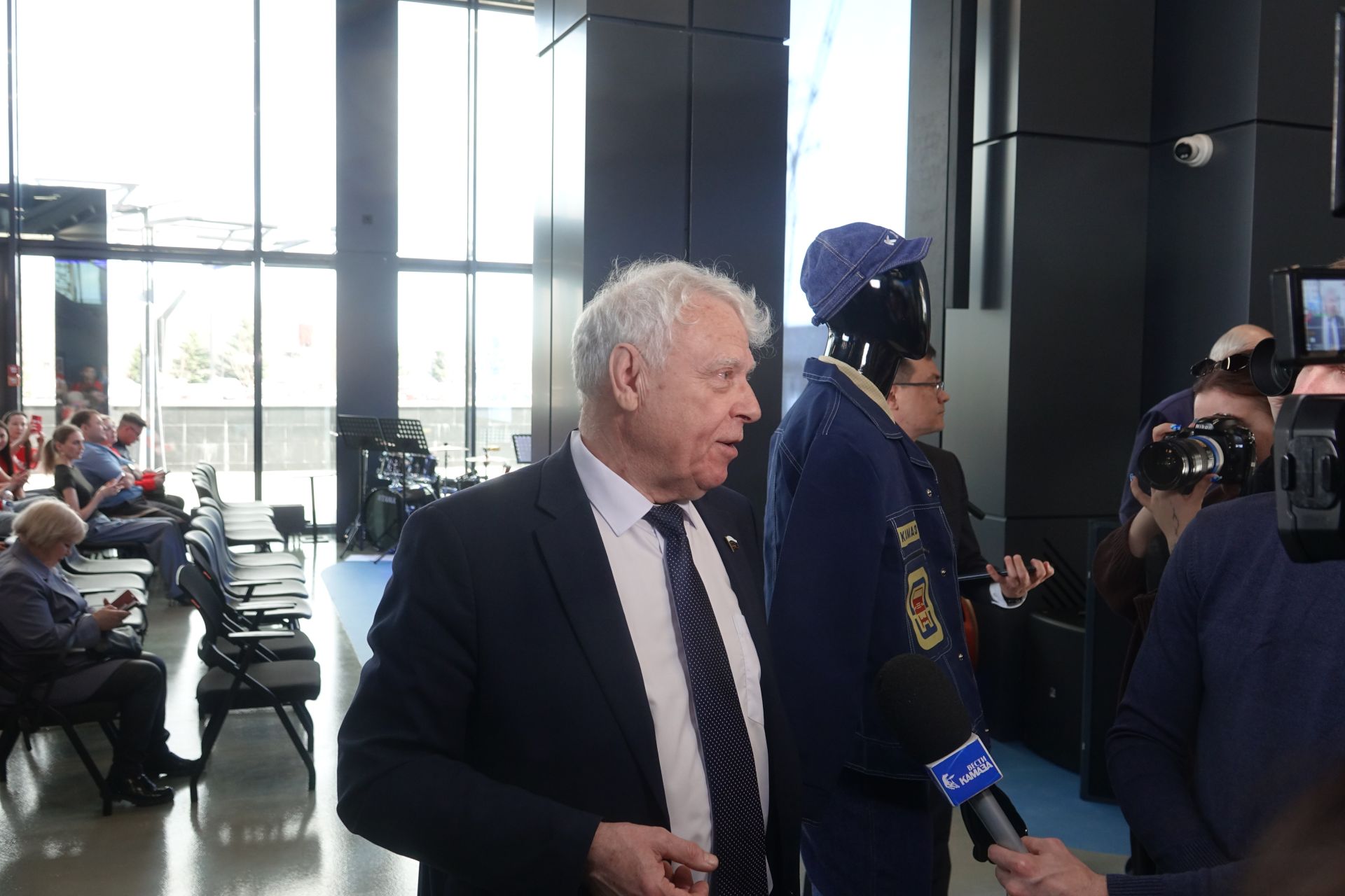 На выставке в Челнах показали уникальные фото работников КАМАЗа