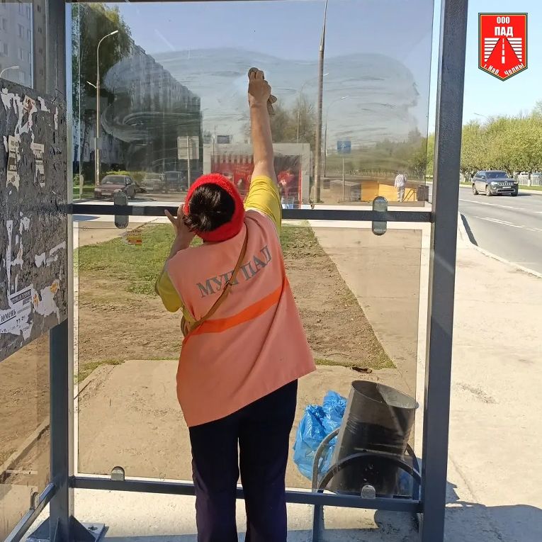 Сотрудники ПАД за неделю очистили более 10 остановок и переходов от граффити